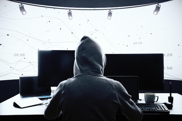 Hacker che utilizza i computer