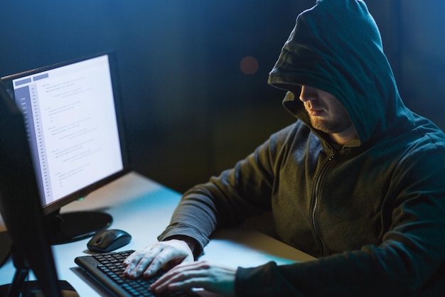 hacker che utilizza virus informatici per attacchi informatici