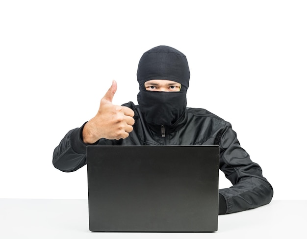 Hacker con laptop Dito della mano buono