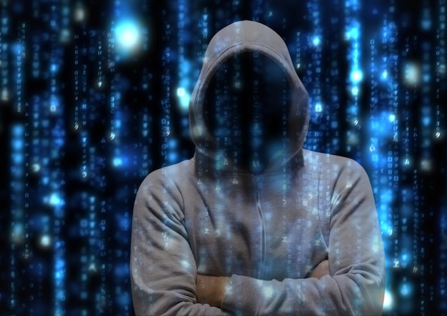 Hacker di maglione grigio con le mani giunte