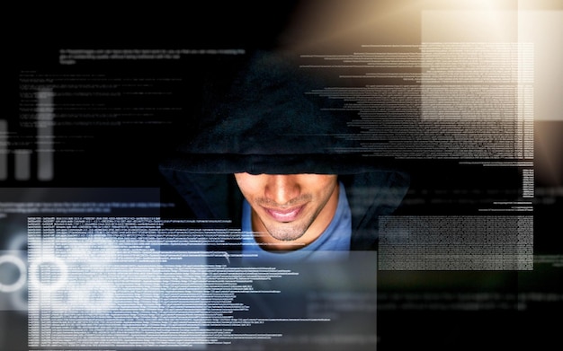 Hacker e ologramma con malware e installazione di virus per bypass del firewall e hub Sovrapposizione di database e dashboard con codifica e programmazione digitale e crimine di sicurezza informatica sul software