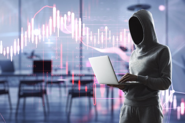 Hacker in felpa con cappuccio che utilizza un computer portatile con grafico forex rosso brillante su sfondo sfocato Hacking di borsa e concetto di crisi Doppia esposizione
