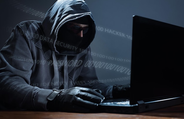 Hacker informatico che ruba dati da un portatile concetto di sicurezza di rete furto di identità e crimine informatico