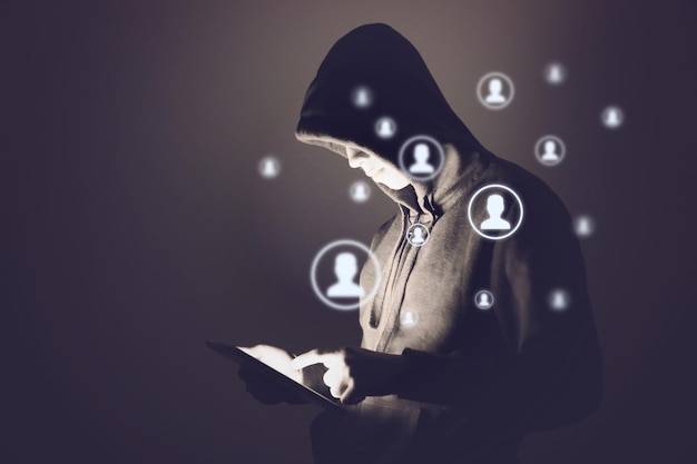 Hacker internet criminalità informatica attacco informatico rete sicurezza social media persone