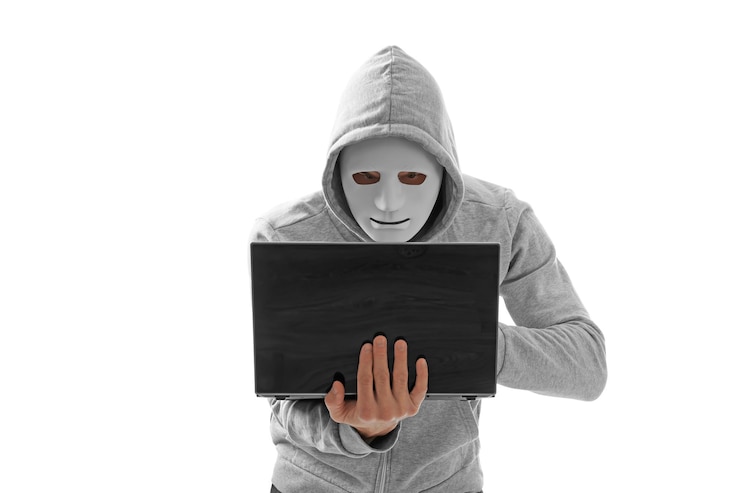 Foto hacker professionista con laptop su sfondo bianco