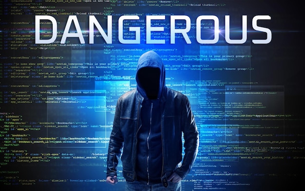 Hacker senza volto sullo sfondo del codice