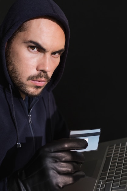 Hacker shopping online con il portatile