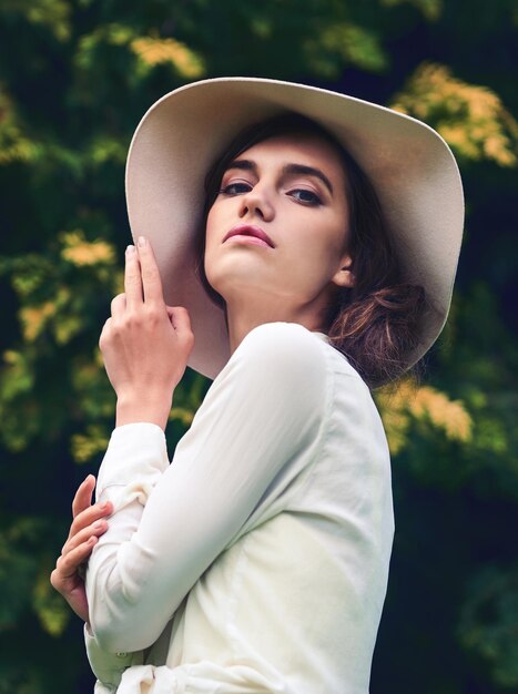 Hai mai visto la bellezza più incantevole Ritratto di una giovane donna attraente che indossa un cappello alla moda all'aperto