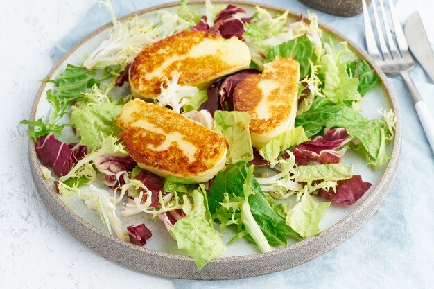 Halloumi fritto Cipro con insalata sana. Dieta chetogenica, Lchf, pegan, fodmap, paleo, scd, cheto