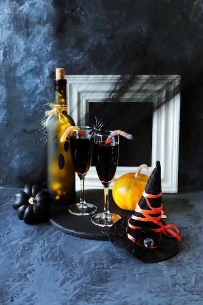 Halloween beve zucche di vino decorazioni mistiche su sfondo nero