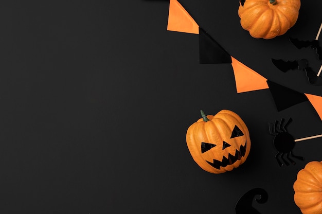 halloween concept decor zucca con ghirlande di carta su sfondo nero