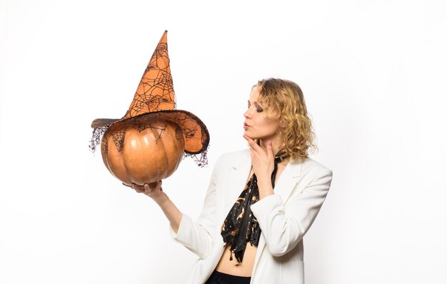 Halloween dolcetto o scherzetto donna felice con zucca felice halloween donna bionda con cappello da strega ottobre