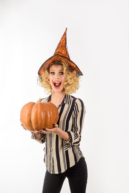 Halloween donna felice con zucca dolcetto o scherzetto felice halloween festa di halloween ragazza halloween
