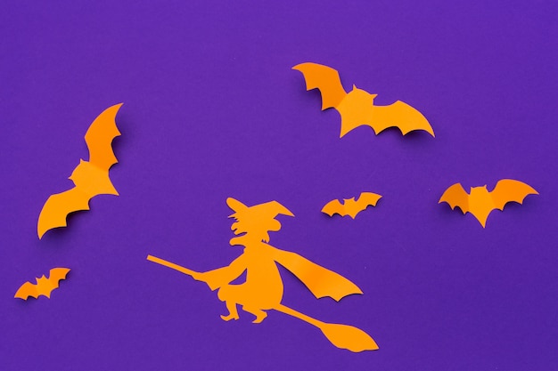 Halloween e concetto della decorazione - volata dei pipistrelli di carta