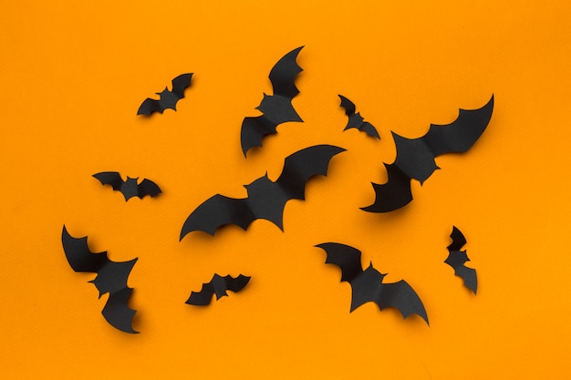 Halloween e concetto della decorazione - volata dei pipistrelli di carta