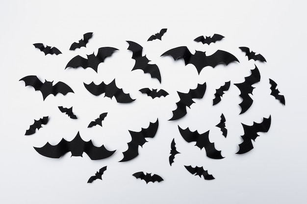 Halloween e concetto della decorazione - volata dei pipistrelli di carta