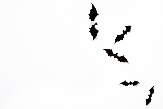 Halloween e concetto di decorazione pipistrelli di carta 3d neri che volano su sfondo bianco