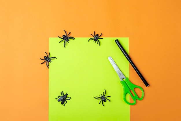 Halloween fai da te e creatività per bambini. Istruzioni passo passo: fare il mostro verde Frankenstein dal tubo del rotolo di carta igienica. Step1strumenti di preparazione: forbici, carta. Children Craft Riciclo ecologico Riciclo