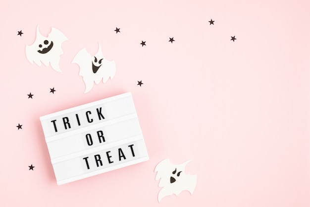 Halloween flat lay di lightbox con Dolcetto o scherzetto testo e decorazione