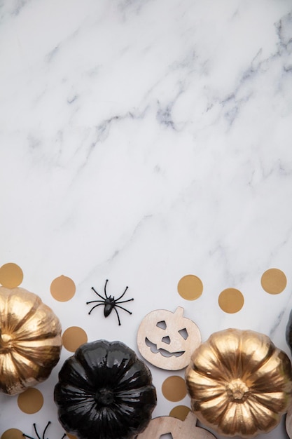 Halloween lusso oro e zucca nera laici sfondo piatto composizione