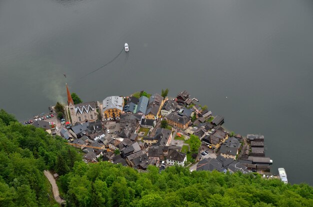 Hallstatt alla barca sul lago sopra