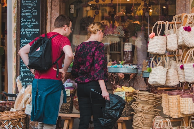 Hallstatt Austria 15 giugno 2019 turisti che scelgono magneti e altre cose carine nel negozio di souvenir