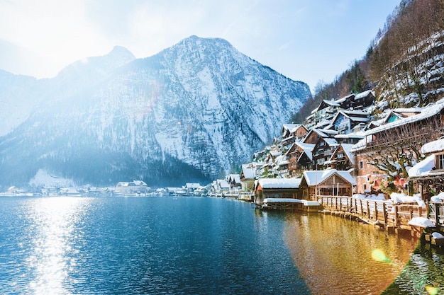 Hallstatt vicino a Salisburgo in Austria, Europa all'alba. Inverno nel Salzkammergut. Viaggio nella città austriaca con il lago a Natale. Terra alpina con neve. Vista sul villaggio vicino alle montagne delle Alpi