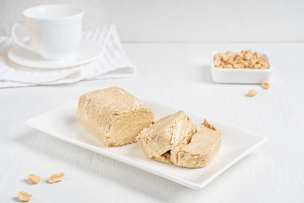 Halva, anche halvah, dessert fatto in casa asiatico fatto di semi oleosi di arachidi sulla piastra sulla tavola di legno