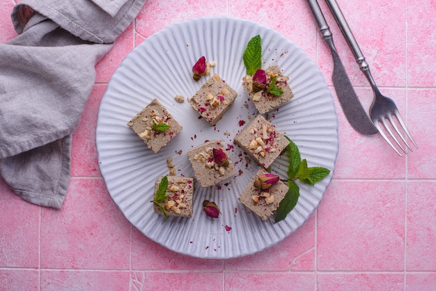 Halva con petali di rosa e noci