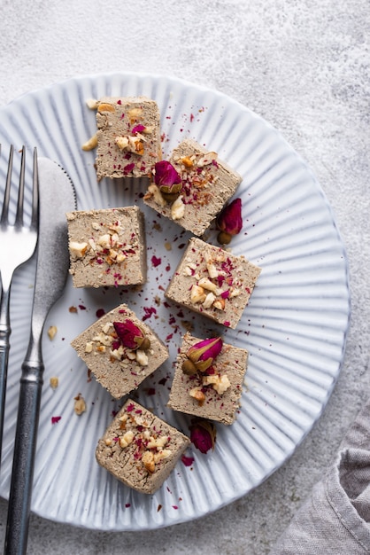 Halva con petali di rosa e noci