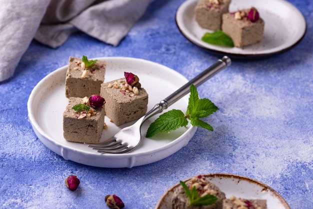 Halva con petali di rosa e noci