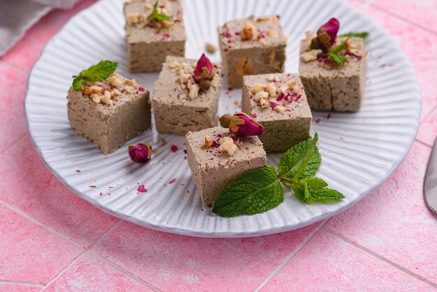 Halva con petali di rosa e noci