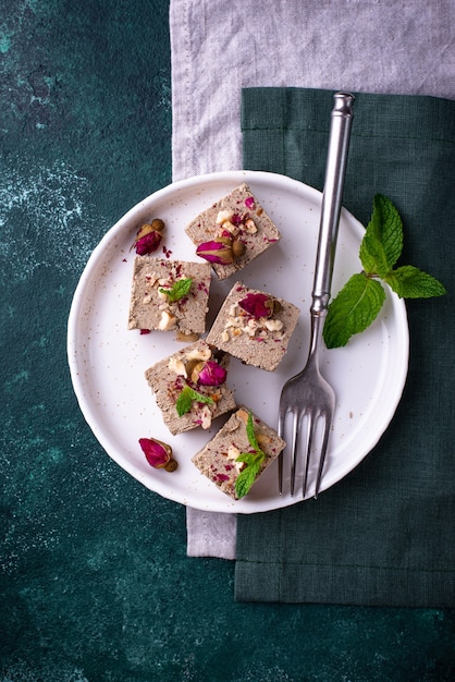 Halva con petali di rosa e noci