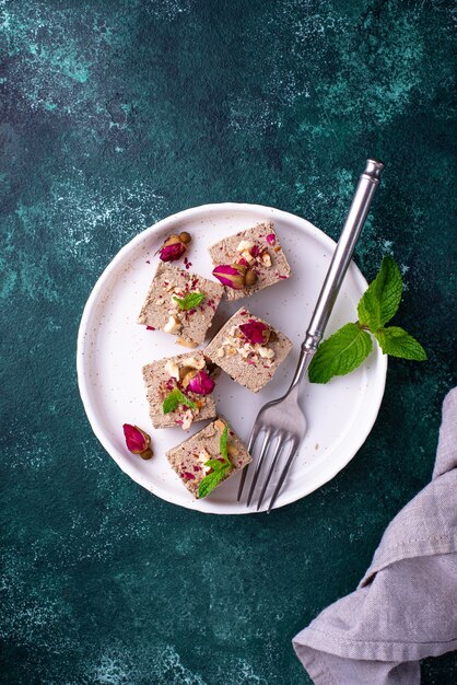 Halva con petali di rosa e noci