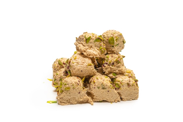 Halva con pistacchi isolato su bianco