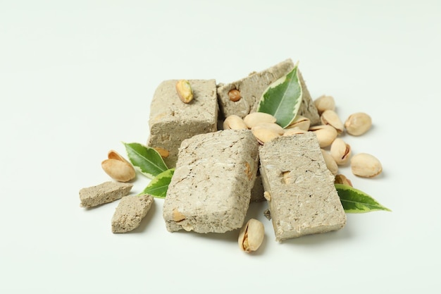 Halva con pistacchio e foglie su sfondo bianco