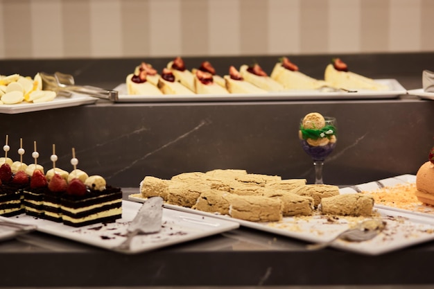 Halva di dessert colorati turchi da prelevare dal buffet per il sistema alberghiero di tutto compreso Spazio di copia Foto di alta qualità
