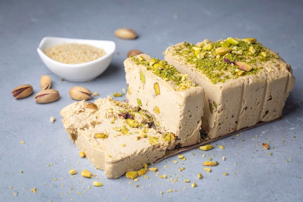 Halva di sesamo con pistacchi su sfondo grigio Vista dall'alto Spazio di copia Dolci tradizionali mediorientali Dessert nazionale arabo turco ebraico Delizia turca