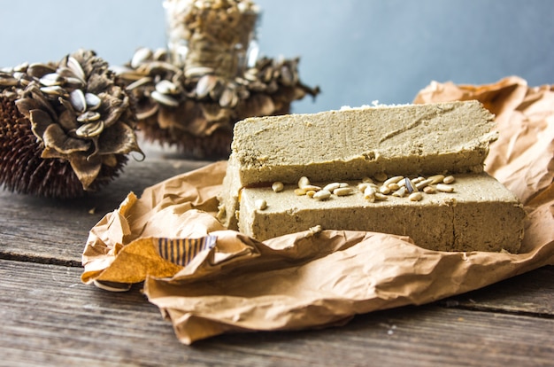 Halva. Halva del girasole con i semi su fondo di legno. Prelibatezza orientale festosa