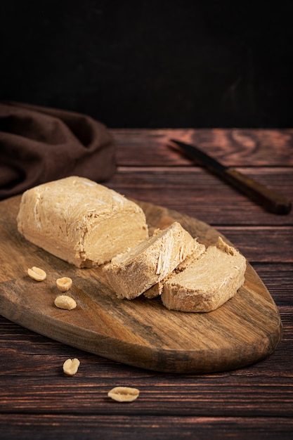 Halva o halvah dessert dolce dell'Asia occidentale a base di semi oleosi di arachidi servito sul tagliere di legno