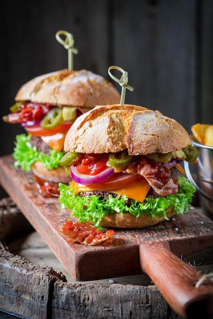 Hamburger a base di pancetta, pomodoro e manzo su tavola di legno