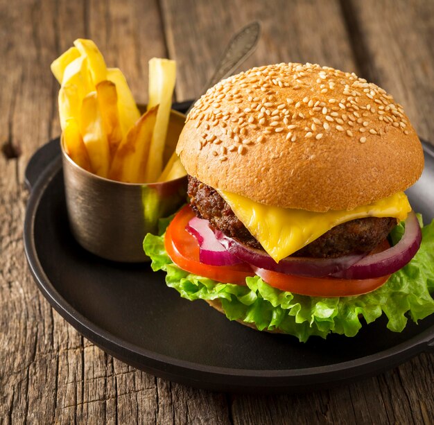 Hamburger ad alto angolo sul piatto con patatine fritte