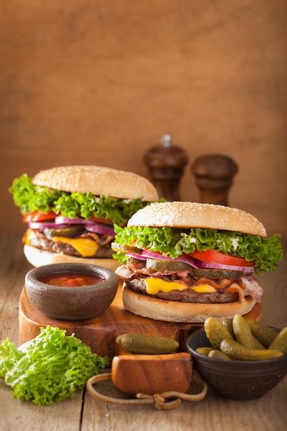 Hamburger al bacon con sottaceti e cipolla