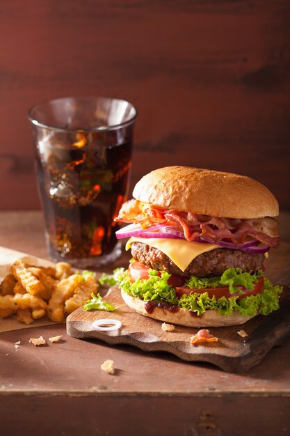 Hamburger al formaggio con pancetta di manzo con cipolla di pomodoro tortino di manzo