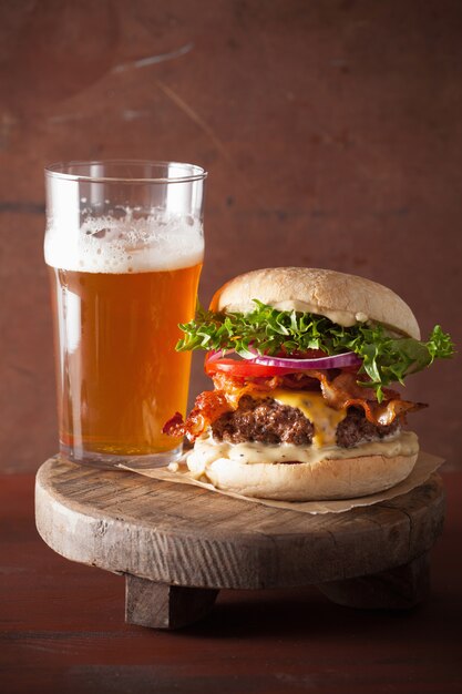 Hamburger al formaggio con pancetta di manzo con cipolla e pomodoro