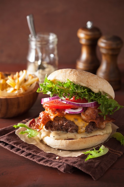 Hamburger al formaggio con pancetta di manzo e cipolla al pomodoro