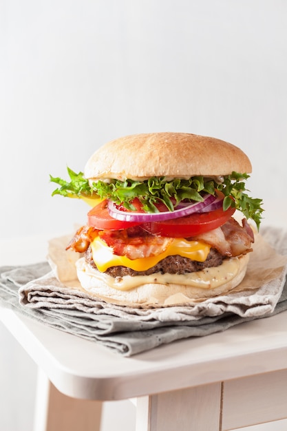 Hamburger al formaggio con pancetta di manzo e cipolla al pomodoro