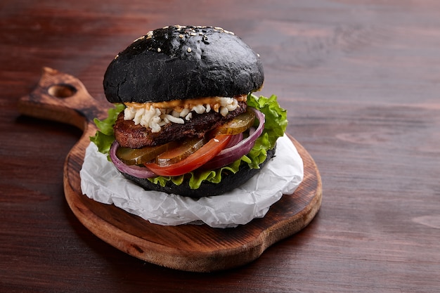 Hamburger appetitoso sul tavolo su un tavolo di legno scuro