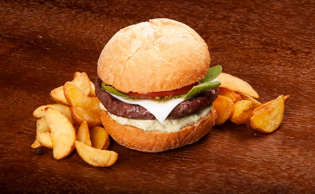 Hamburger caprese con patate rustiche in vista dall'alto