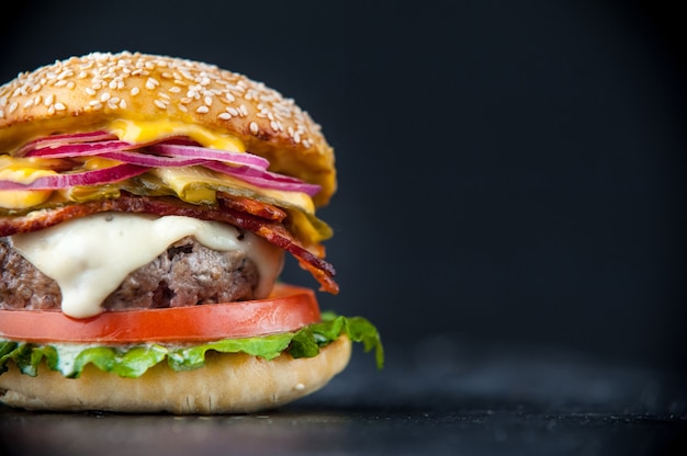 Hamburger casalingo fresco delizioso su una tavola di legno